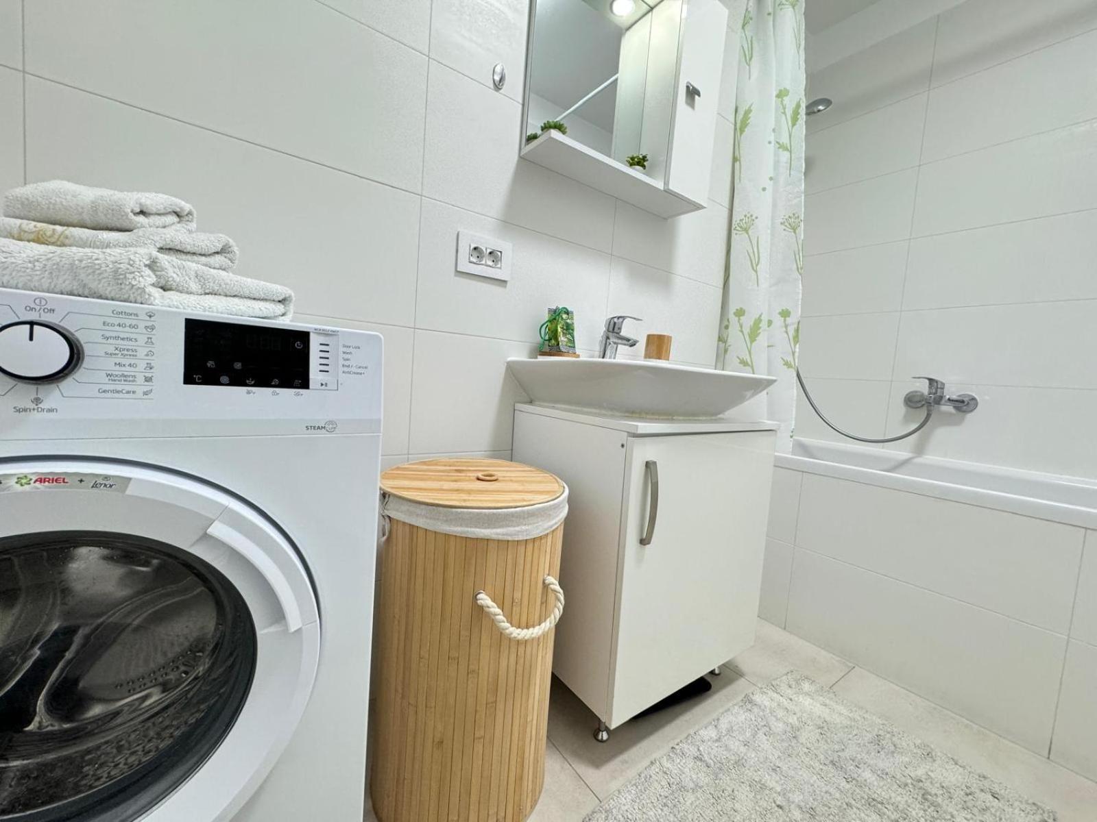Jad Luxury 3 Rooms & 2 Rooms Apartments In Kasper, Near Coresi Mall Braşov Exterior foto